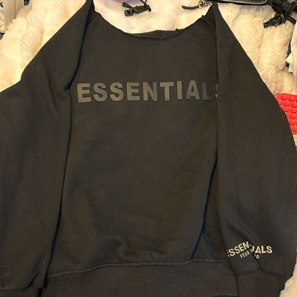Cut neck Essentials crew neck